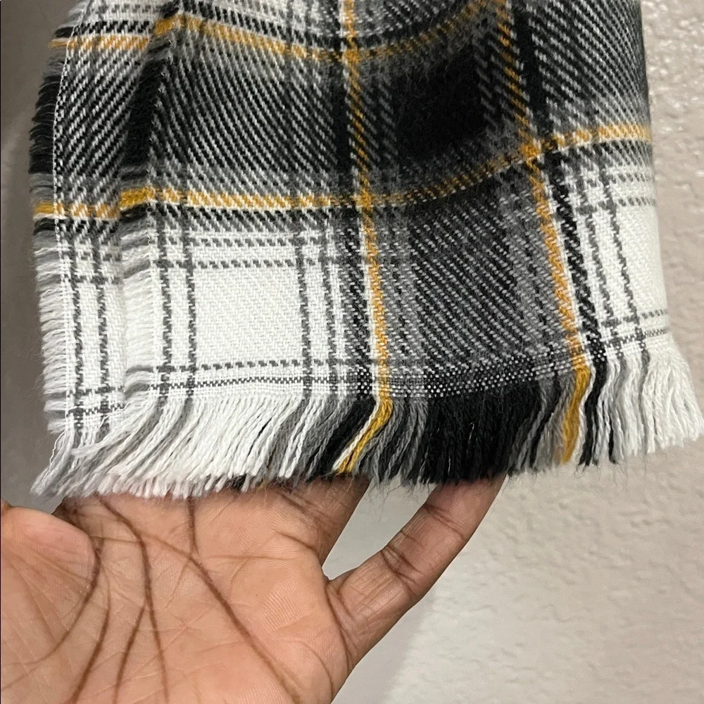 GAP Mens Black White Plaid Cozy Comfy Scarf  One Size Fringe Hem Outdoors